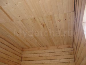 Потолок из деревянной вагонки