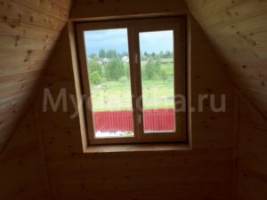 Окно деревянное в доме из бруса
